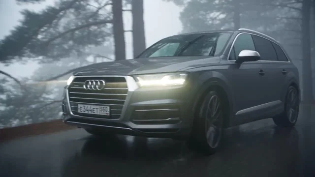 Тёмный Audi на лесной дороге в лёгком тумане — ИЗДИДЖИТЛ