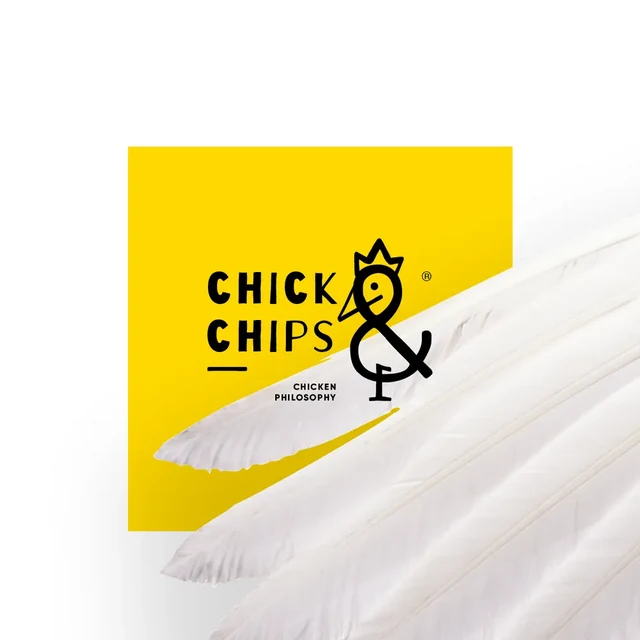 Жёлтая карточка Chick Chips с петухом среди белых перьев — ИЗДИДЖИТЛ