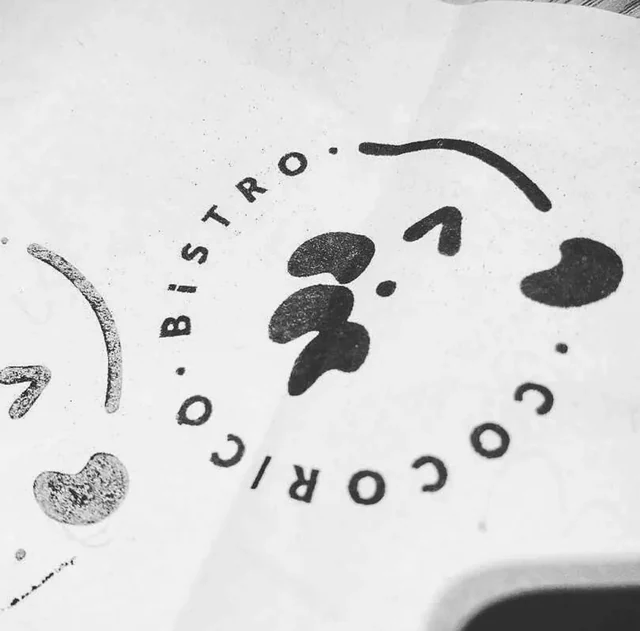 Чёрная круглая печать Cocorico Bistro на светлой бумаге — ИЗДИДЖИТЛ