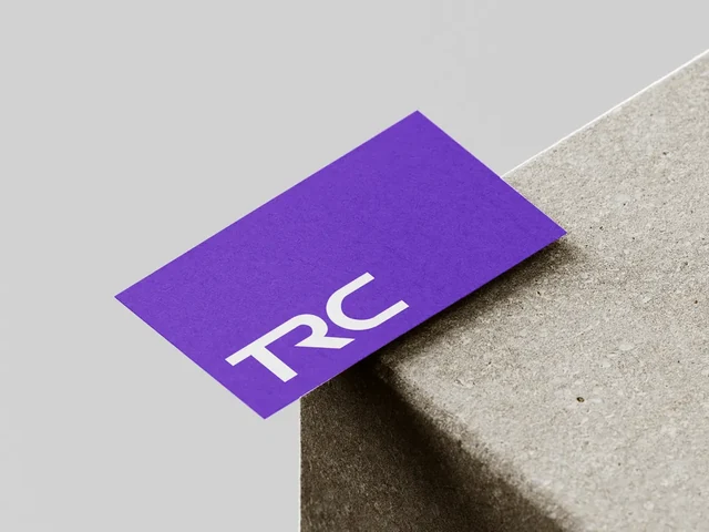 Фиолетовая визитка TRC на светлой каменной поверхности — ИЗДИДЖИТЛ