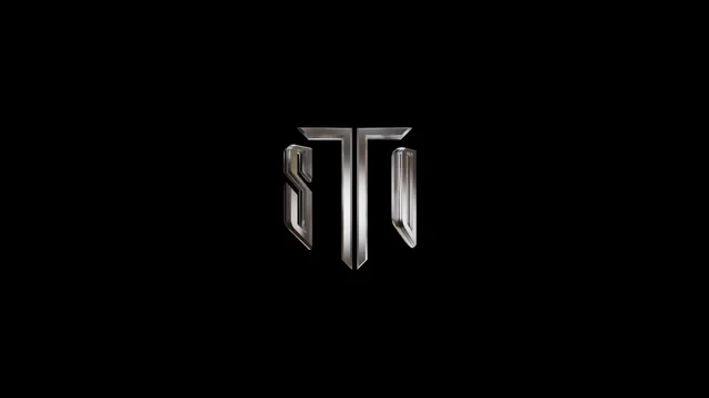 Металлическая монограмма TSD с тёплыми отражениями на чёрном фоне — ИЗДИДЖИТЛ