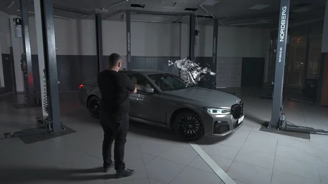 Человек рядом с тёмным BMW в гараже — ИЗДИДЖИТЛ